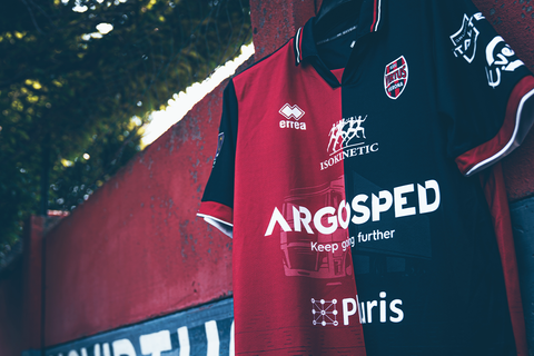 The 2024/25 home football shirt of Virtus Verona, featuring a red and blue halved design.