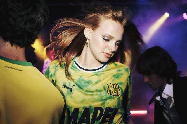 A model wears the Puma U.S. Sassuolo 2025/26 third shirt in a stylized campaign photo.