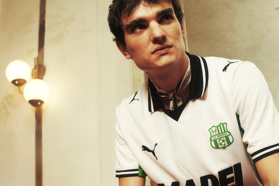 A model wears the white Puma U.S. Sassuolo 2025/26 away shirt during a promotional shoot.