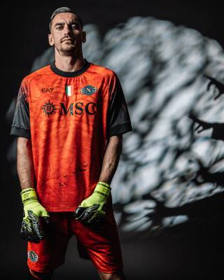 Alex Meret models the SSC Napoli Halloween special shirt for the 2025/26 season.