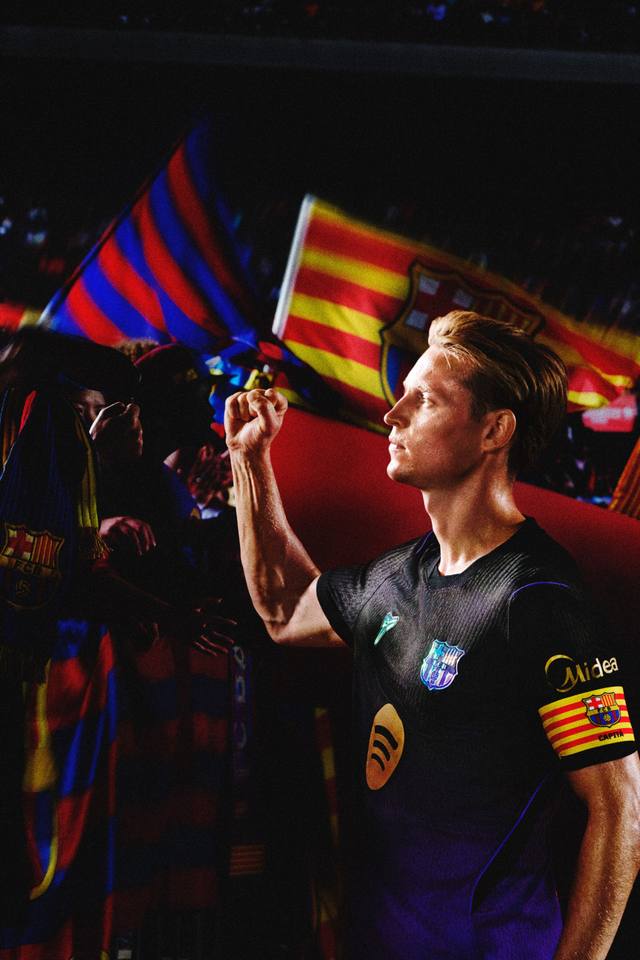 Frenkie de Jong models the Nike Kobe x FC Barcelona away shirt during a campaign shoot.