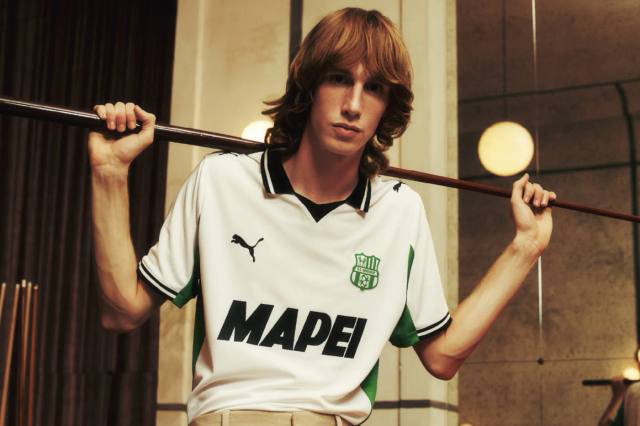 A model wears the white Puma U.S. Sassuolo 2025/26 away shirt with black collar and Mapei sponsor.