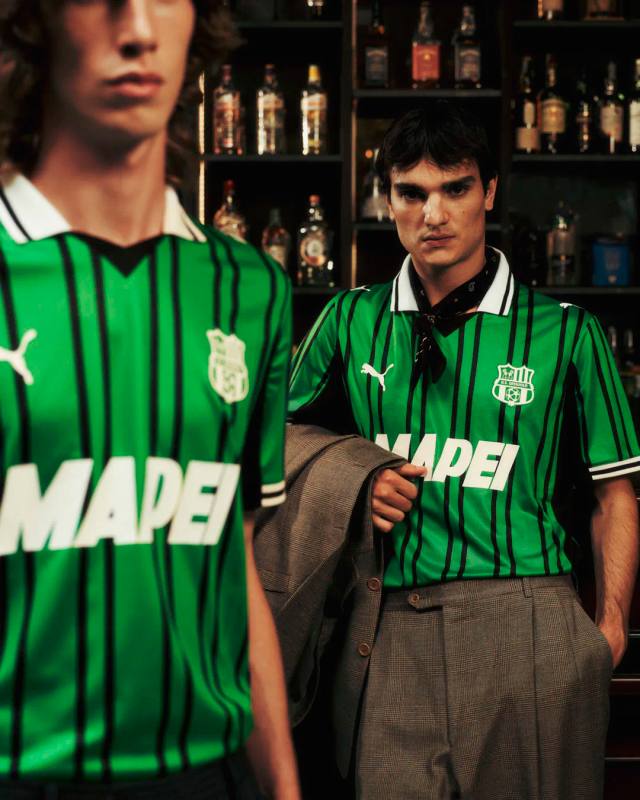 Models wearing the U.S. Sassuolo 2025/26 home shirt in a campaign photoshoot.